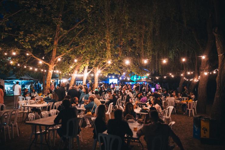 Ambiente na zona gastronómica (arquivo SilFest). Foto: Aigi Boga