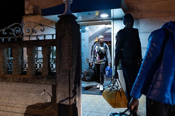 Migrantes procedentes de Canarias deixan o hotel Baixamar para partir ao campamento de Accem / Elena Fernández