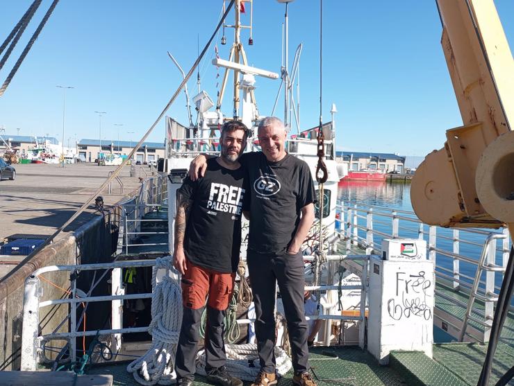 O exdiputado do Parlamento Galego Bieito Lobeira e o fotógrafo documental e xornalista Juan Teixeira viaxan na embarcación / COALICIÓN DA FLOTILLA DA LIBERDADE