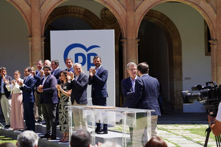 O presidente do PP, Alberto Núñez Feijóo (2d), xunto ao presidente de Castela e León, Alfonso Fernández Mañueco (1d), danse as mans tras unha reunión para abordar a EBAU única, a 1 de xullo de 2024, en Salamanca 