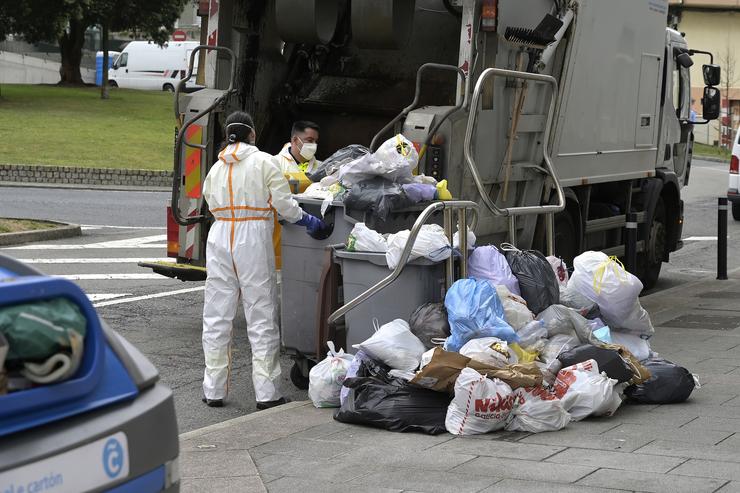 Inicio dos traballos da recollida de lixo de emerxencia na Coruña tras a folga convocada polo Sindicato da Limpeza da Coruña con moitos traballadores de baixa 