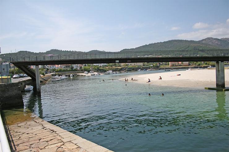 Ponte sobre a Chanca na praia de Esteiro, en Muros / masmar.es