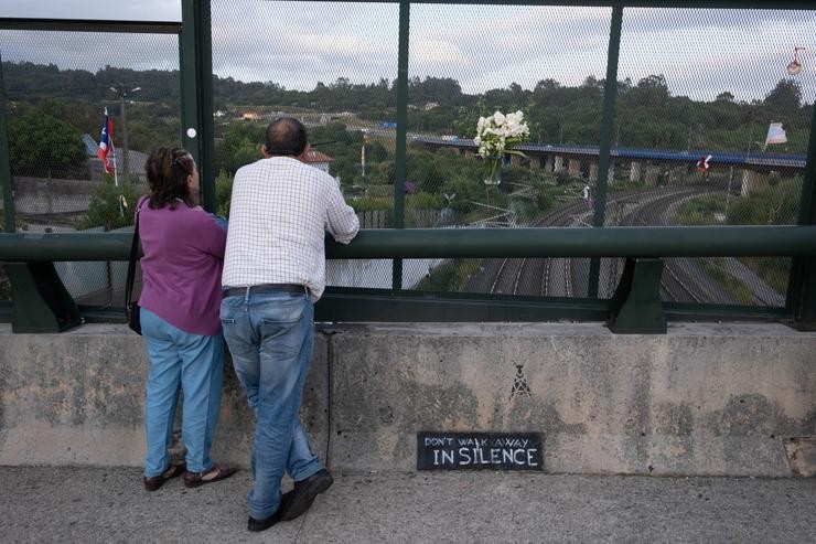 Arquivo - Varias persoas no lugar do descarrilamento do Alvia durante unha homenaxe no barrio de Angrois, a 24 de xullo de 2023, en Santiago de Compostela, A Coruña, Galicia (España). Vítimas do accidente do tren Alvia ocorrido no barrio com. César Arxina - Europa Press - Arquivo