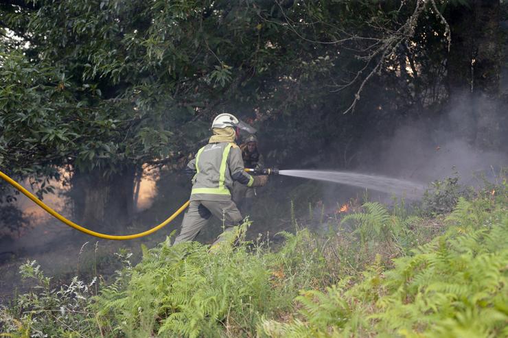 Arquivo - Imaxe de arquivo dun bombeiro forestal en Galicia. Carlos Castro - Europa Press - Arquivo / Europa Press