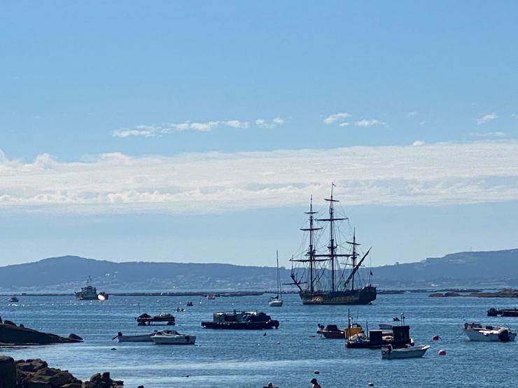 A fragata 'TS Shtandart' fondeada na Illa de Arousa. 