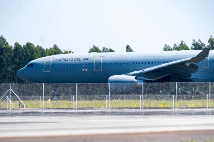 Chegada do avión militar que trasladou desde as Illas Malvinas aos mariñeiros sobreviventes do naufraxio. CÉSAR ARXINA - EUROPA PRESS