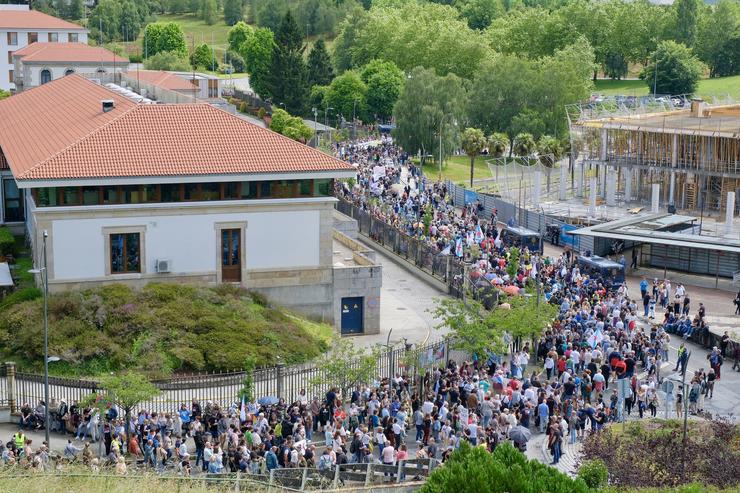 Centos de persoas durante unha nova protesta contra a empresa de celulosa Altri, na porta principal da Xunta de Galicia. César Arxina - Europa Press 
