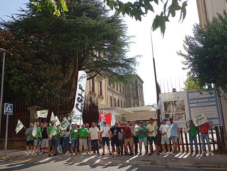 Concentración dos traballadores de ITV ante o Parlamento 