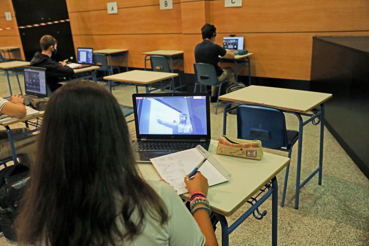 Unha alumna atende desde o seu computador a unha clase semipresencial 