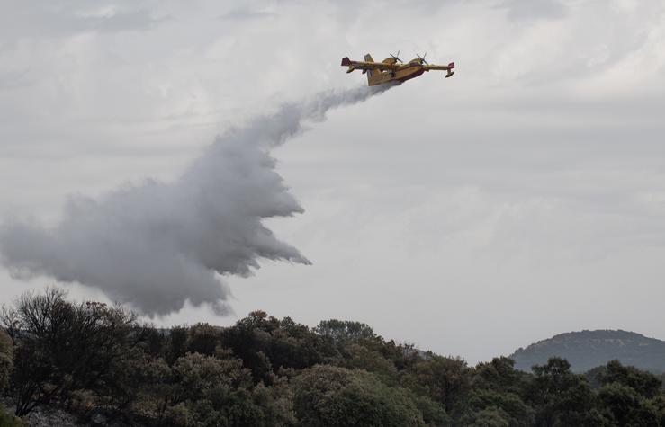 Un avión traballa na área queimada, a 30 de xullo de 2024, en Luesia, Zaragoza, Aragón 