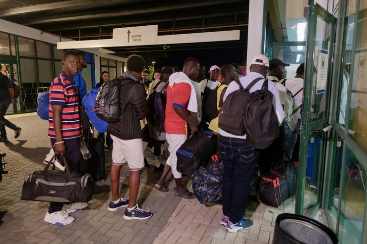 Chegada dun centenar de migrantes refuxiados da guerra de Mali ao albergue do Monte do Gozo, en Santiago de Compostela / CÉSAR ARXINA - Arquivo