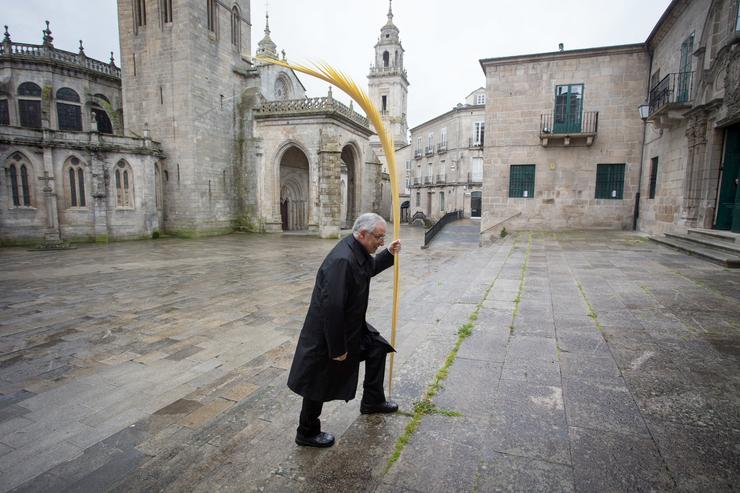 O bispo de Lugo, Alfonso Carrasco Rouco, camiña cunha palma bendicida antes de presidir unha misa na catedral durante o Domingo de Ramos en Lugo tras a suspensión da Semana Santa polo estado de alarma do coronavirus, en Lugo/Galici. Carlos Castro - Europa Press - Arquivo / Europa Press