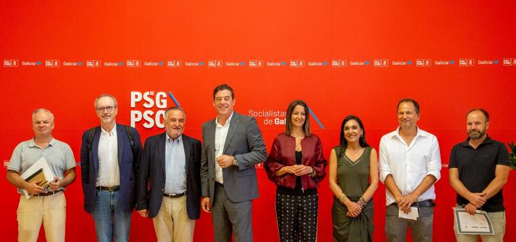 O secretario xeral do PSdeG, José Ramón Gómez Besteiro, con representantes da Asocaición Forestal de Galicia e a Confederación de Organizacións de Silvicultores. PSDEG / Europa Press