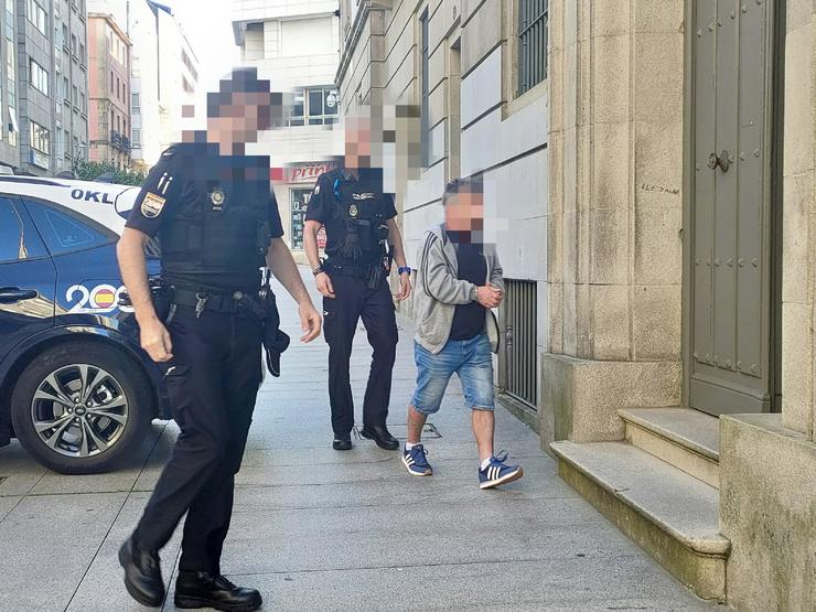 O acusado de asasinar á súa veciña en Moaña, en xullo de 2021, Balbino S.E., entra no edificio da Audiencia Provincial de Pontevedra, a 3 de xullo de 2024. 