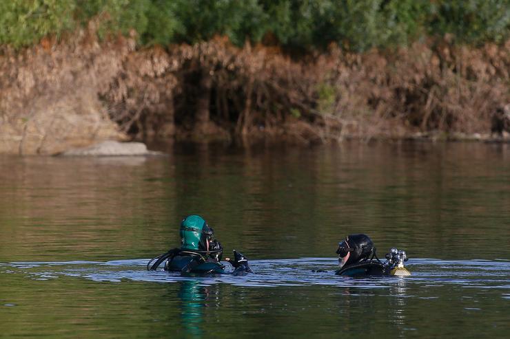 Dous mergulladores da Garda Civil durante a busca dun mozo pescador e un bañista desaparecidos en diferentes puntos do río e encoro de Belesar / Carlos Castro - Europa Press