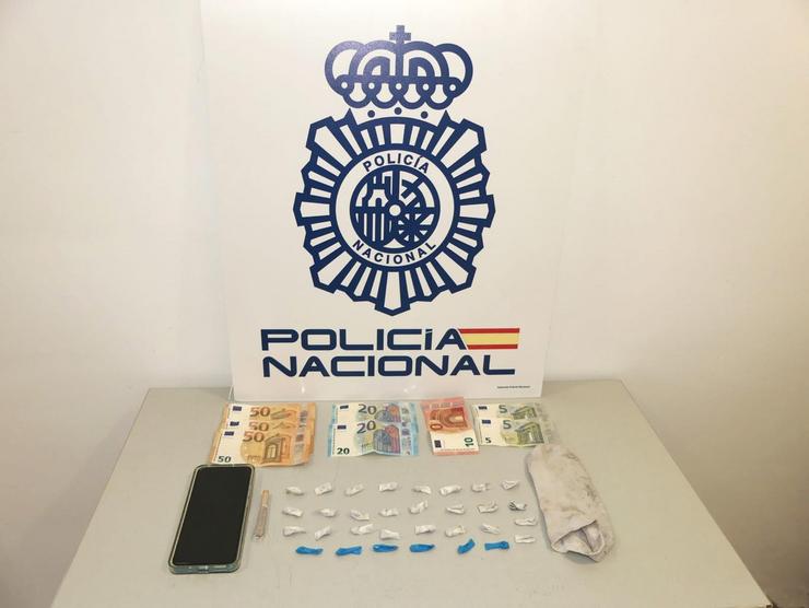 Obxectos e sustancias intervidas ao detido / POLICÍA NACIONAL