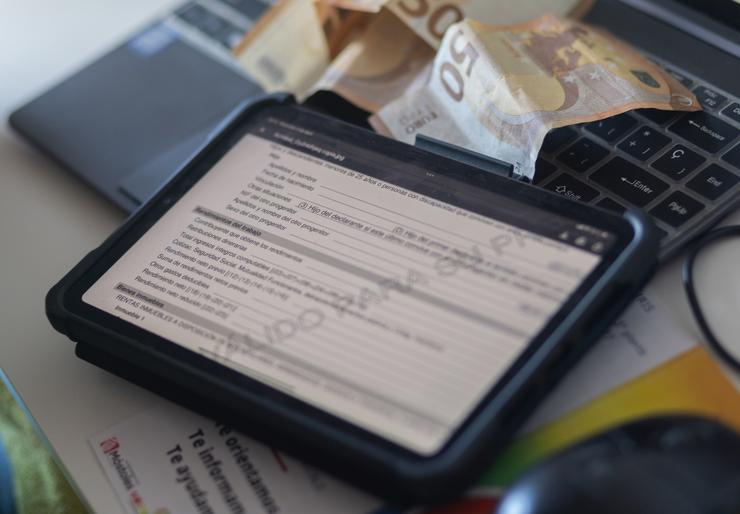 Arquivo - Vista da declaración da renda nunha tablet. Eduardo Parra - Europa Press - Arquivo 