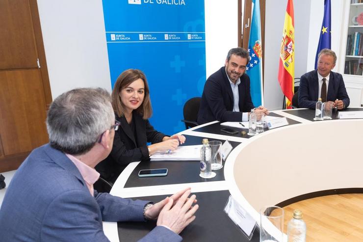 O conselleiro de Presidencia, Xustiza e Deportes, Diego Calvo, mantivo senllos encontros con representantes das asociacións maioritarias dos profesionais do taxi en Galicia, Fegataxi e Utaga. XUNTA 