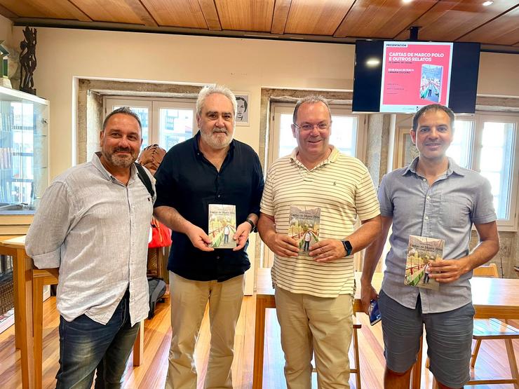 O editor de Embora Edicións; o vicereitor da USC, Ernesto González; Gabriel Rei-Doval e o director do Galicia Confidencial, Xurxo Salgado, durante a presentación do libro 'Cartas de Marco Polo', en Santiago 