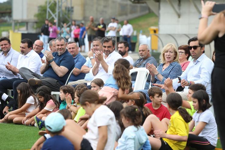 O conselleiro de Presidencia, Diego Calvo, na inauguración do novo campo de fútbol de Tordoia. XUNTA 