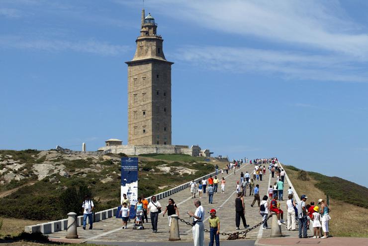 Turistas subindo á Torre de Hércules, na Coruña 