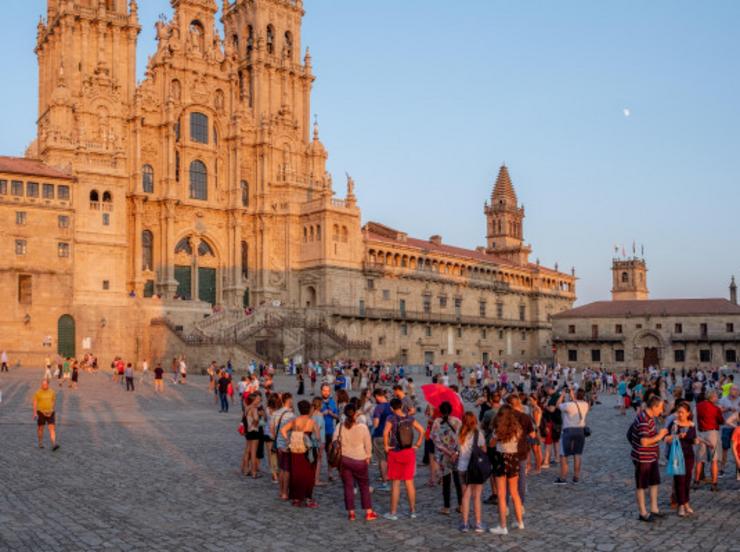 Praza do Obradoiro, en Santiago de Compostela, con peregrinos 