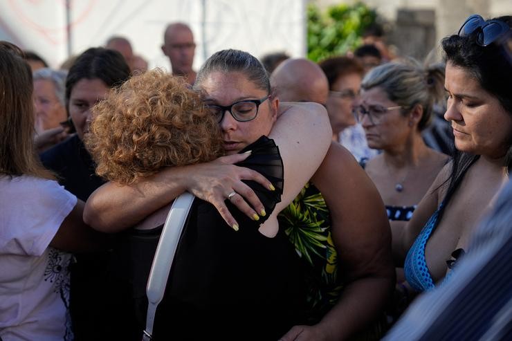 Familiares, veciños e amigos dun dos tripulantes falecidos do Argos Xeorxia? durante un minuto de silencio.. PAVI 