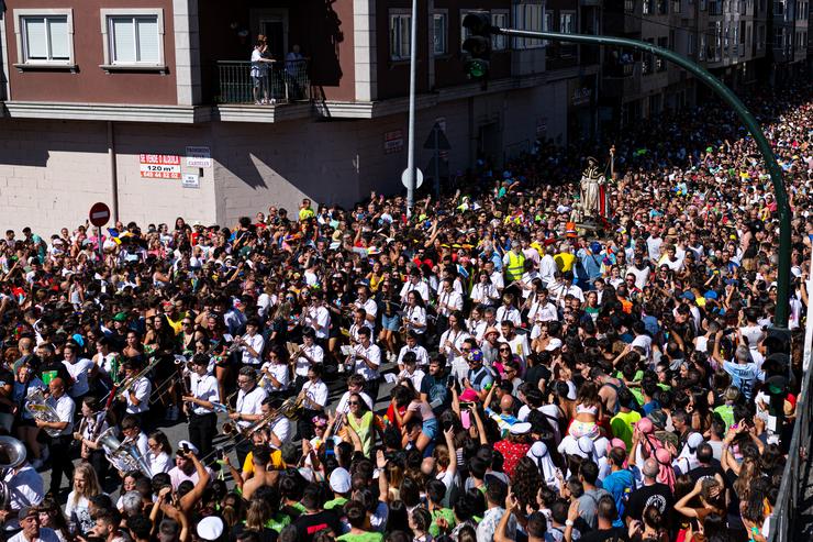 Arquivo - Numerosas persoas asisten á lectura do pregón da Festa da auga a cargo de Fran García, o 