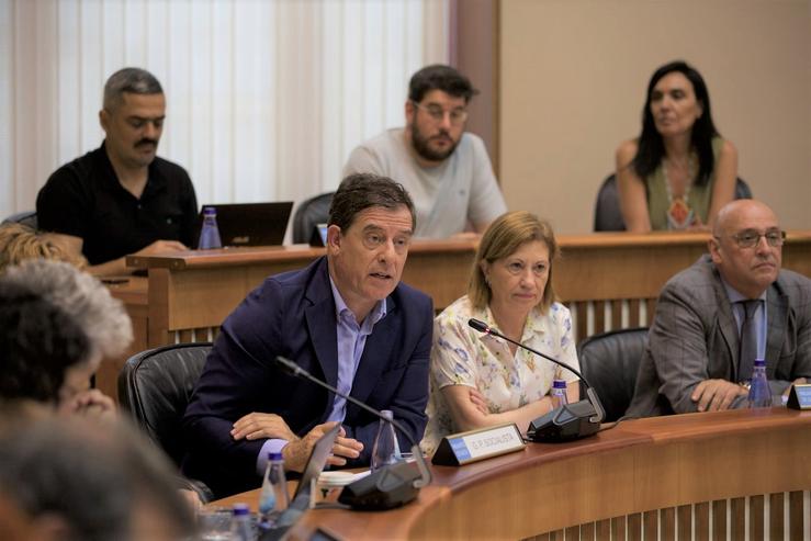 O portavoz do Grupo Parlamentario Socialista, José Ramón Gómez Besteiro, intervén no Parlamento galego. PSDEG 