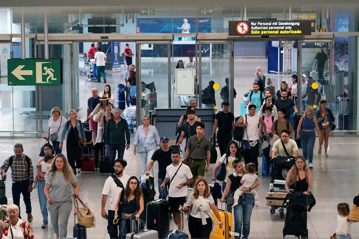 Imaxes de turistas á súa chegada ao aeroporto 