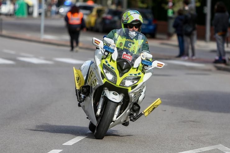 Arquivo - Unha moto da Garda Civil de Tráfico durante o paso da Volta Ciclista a España por Pozuelo de Alarcón (Madrid), en Madrid (España), a 8 de novembro de 2020. Este paso por Pozuelo forma parte da etapa final da 75ª edición da Vue. Ricardo Rubio - Europa Press - Arquivo 