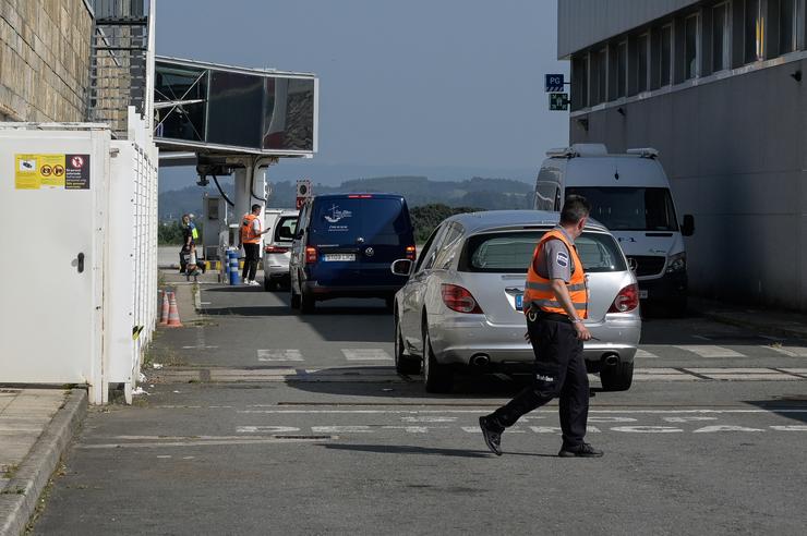 Chegada ao aeroporto de Alvedro, a 19 de agosto de 2024, dos corpos dos tres tripulantes galegos falecidos no naufraxio. M. DYLAN - Arquivo