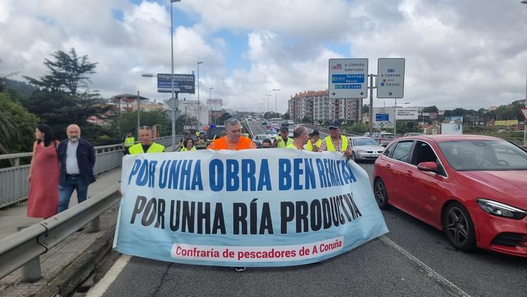 Membros da Confraría de Pescadores da Coruña, nunha nova protesta con corte de tráfico na ponte da Pasaxe. CONFRARÍA DE PESCADORES A Coruña / Europa Press