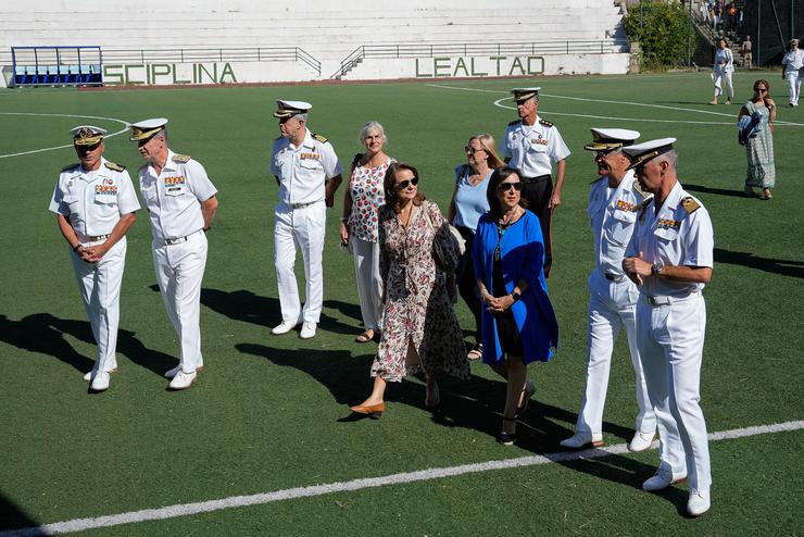 A ministra de Defensa, Margarita Robles (3d), durante a súa visita á Escola Naval de Marín. Adrián Irago - Europa Press 