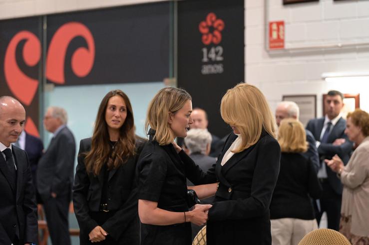 A presidenta de Inditex, Marta Ortega, dálle o pésame á muller de Santiago Rey Fernández-Latorre durante o seu velorio no museo Santiago Rey Fernández-Latorre, a 28 de agosto de 2024, A Coruña, Galicia (España). Santiago Rey Fernández-Latorre (A Cor. M. Dylan - Europa Press 