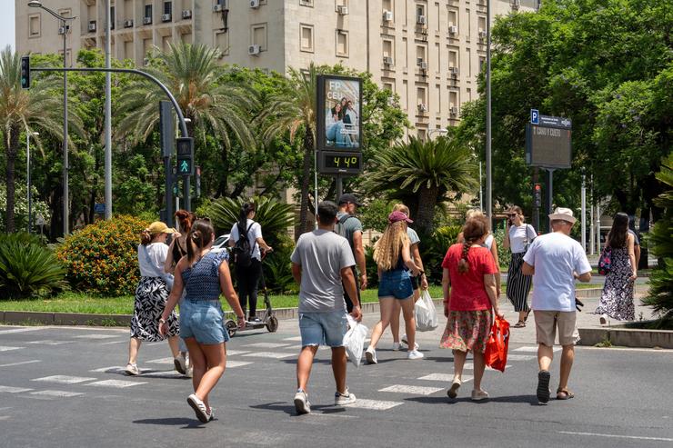 Arquivo - Un termómetro marca 45 graos ás 14.00 da tarde xunto a uns turistas paseando en Sevilla, Andalucía (España).. Francisco J. Olmo - Europa Press - Arquivo 