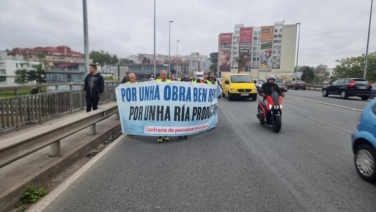 Mariscadores e mariscadoras da ría do Burgo, nunha nova protesta, con corte de tráfico na ponte da Pasaxe, nos accesos da Coruña. CONFRARÍA DE PESCADORES DA CORUÑA / Europa Press