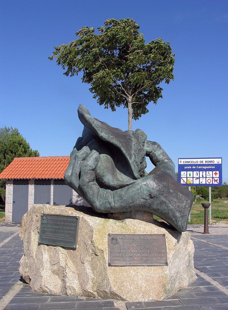 Estatua da buguina de Argüelles na praia de Carragueiros, en Boiro 