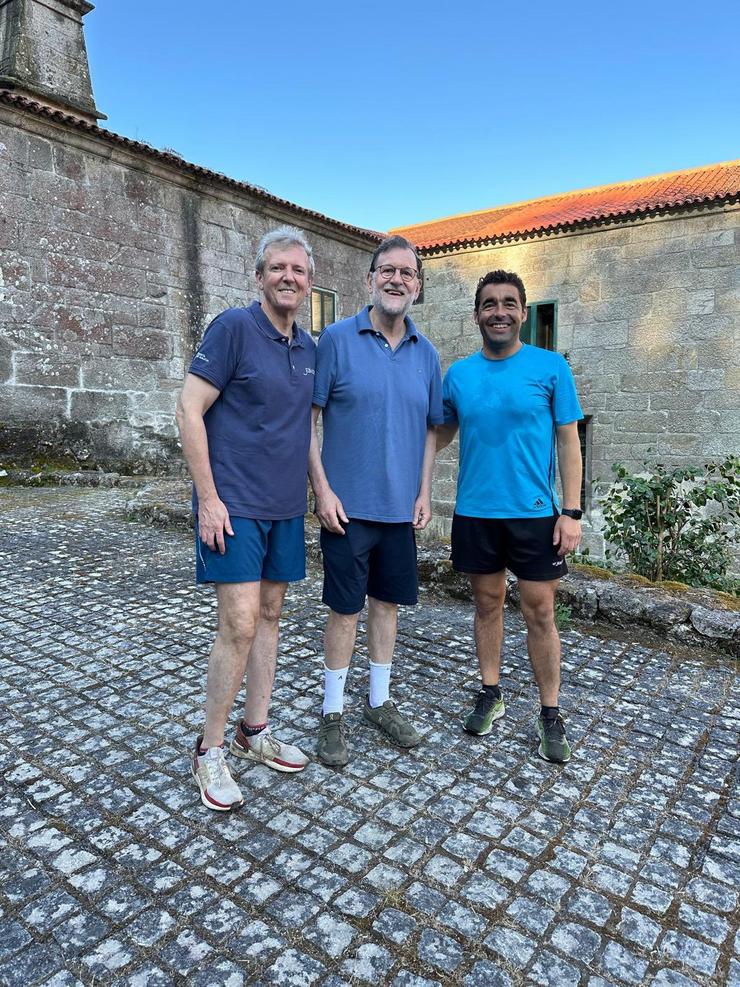 O presidente da Xunta, Alfonso Rueda, xunto co expresidente do Goberno Mariano Rajoy o presidente da Deputación de Pontevedra, Luís López 