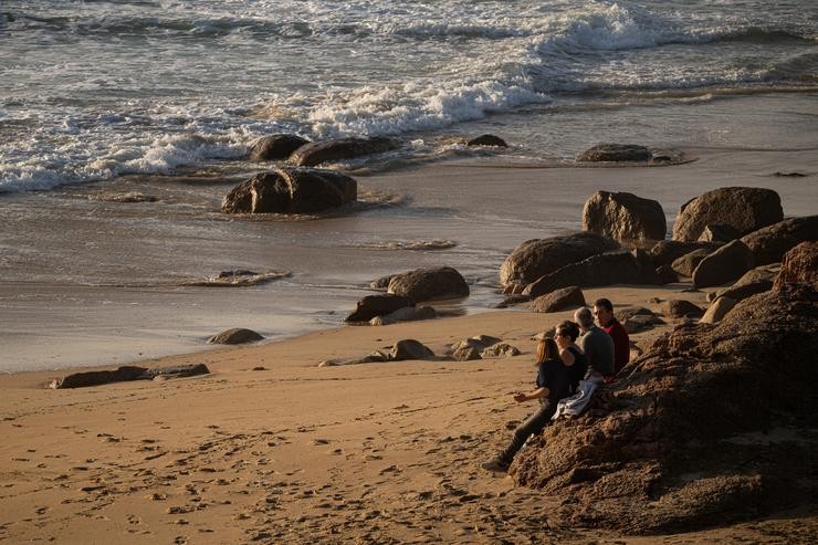 Arquivo - Varias persoas gozan das altas temperaturas na praia da Lanzada, a 25 de xaneiro de 2024, en Sanxenxo, Pontevedra, Galicia.. Elena Fernández - Europa Press - Arquivo