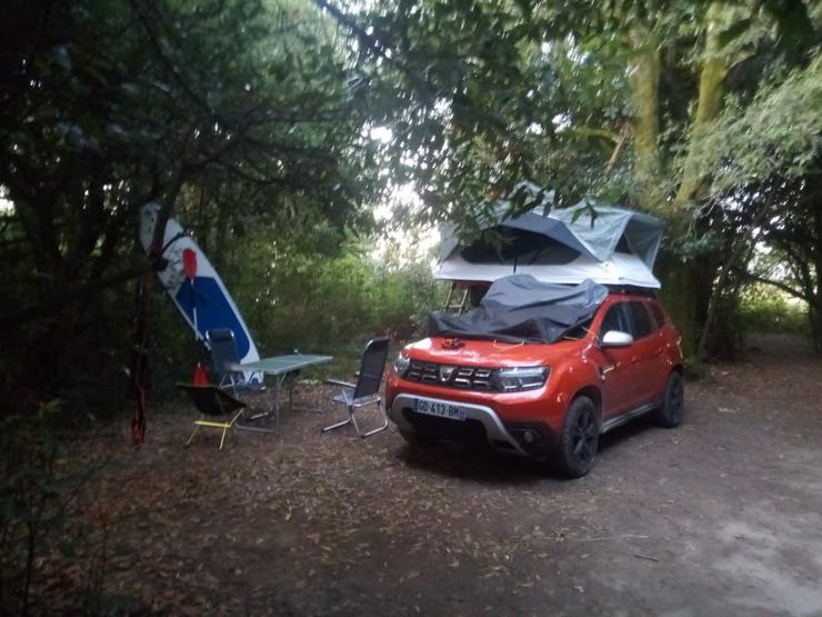 Coches facendo acampada libre no litoral da Arousa 