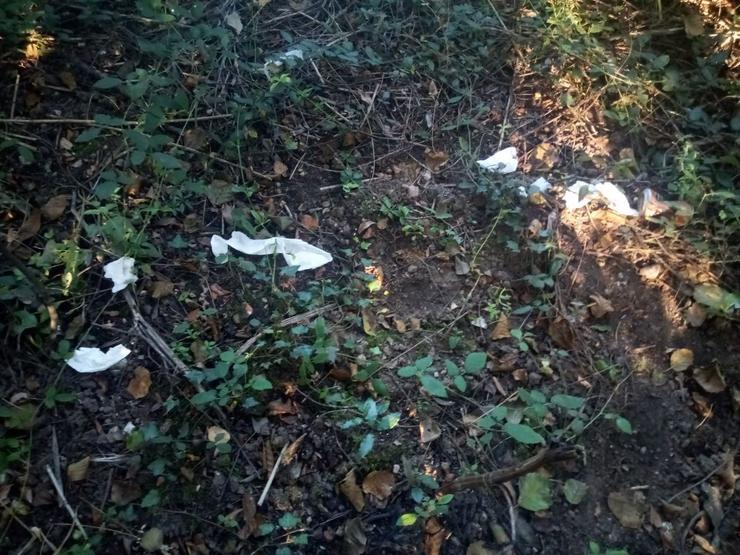 Feces e lixo en zonas de rede natura da ría de Arousa que durante o verán están invadida por acampadas ilegais 