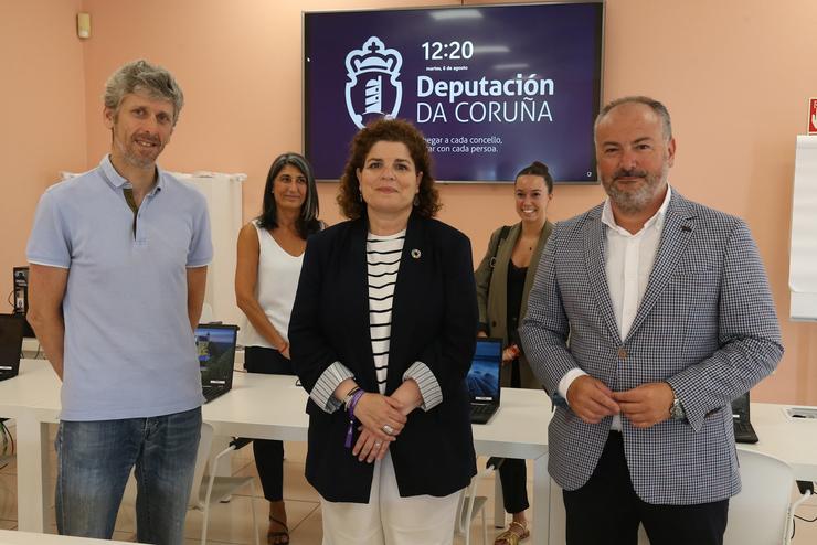 O deputado provincial de Avance Dixital, José Ramón Rioboo, e a subdelegada do Goberno na Coruña, María Rivas, visitan o servizo de Administración Electrónica. DEPUTACIÓN DA CORUÑA / Europa Press