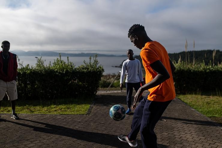 Varios migrantes procedentes de Canarias fan deporte na Casa de Cultura de Dorrón, a 17 de novembro de 2023, en Sanxenxo 