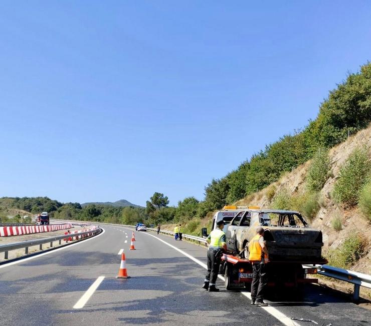 Arde por completo un vehículo na A-52, en Allariz (Ourense). GARDA CIVIL 