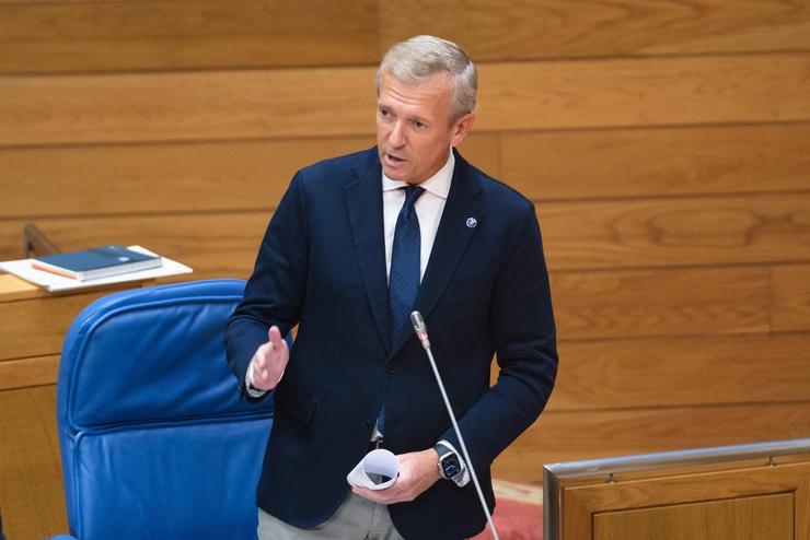 O presidente da Xunta, Alfonso Rueda, responde á oposición no pleno do Parlamento de Galicia 