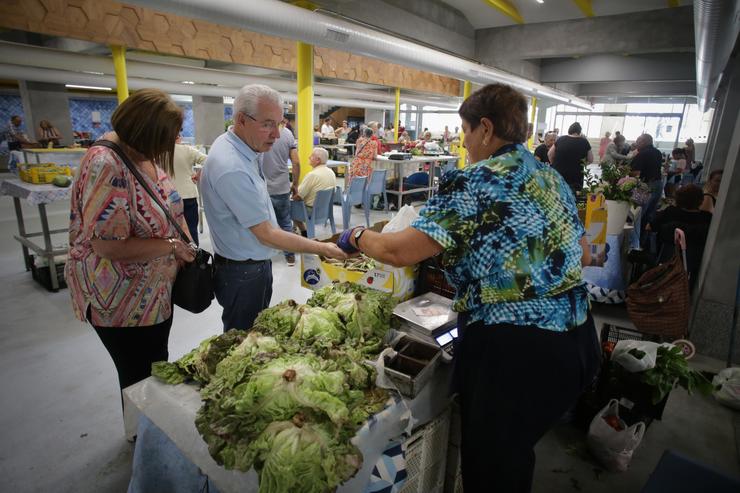 Unha persoa compra alimentos nun mercado 