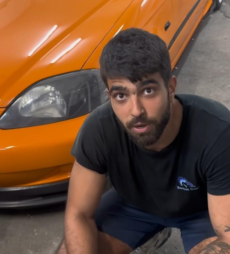 Dani xunto ao seu Honda Civic, chamado Charmander 