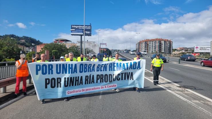 Mariscadores e mariscadoras da ría do Burgo cortan un carril de tráfico na ponte da Pasaxe dirección saída da cidade herculina. CONFRARÍA DE PESCADORES DA CORUÑA / Europa Press