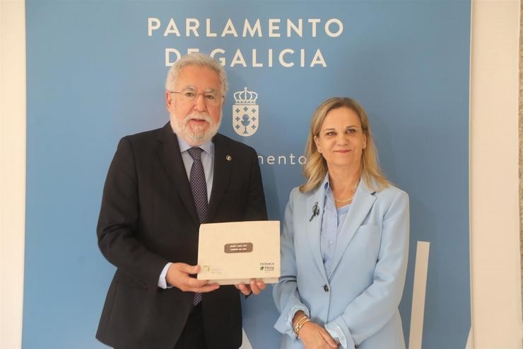 A Valedora do Pobo, Dores Fernández Galiño, entrega ao presidente do Parlamento de Galicia, Miguel Anxo Santalices, o informe anual 2023 da institución. PARLAMENTO DE GALICIA / Europa Press